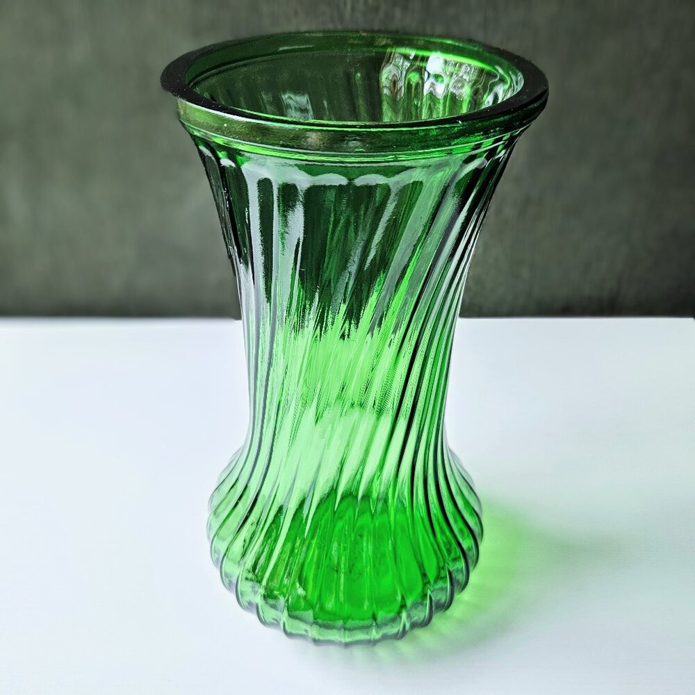 Vintage Hoosier Emerald Green #4090 Swirl Ribbed 8 1/2-Inch-Tall Glass Vase